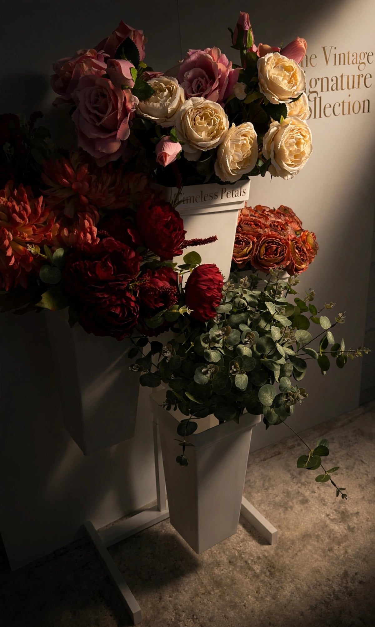 Timeless Petals Mini Floral Bouquet Stand (white)