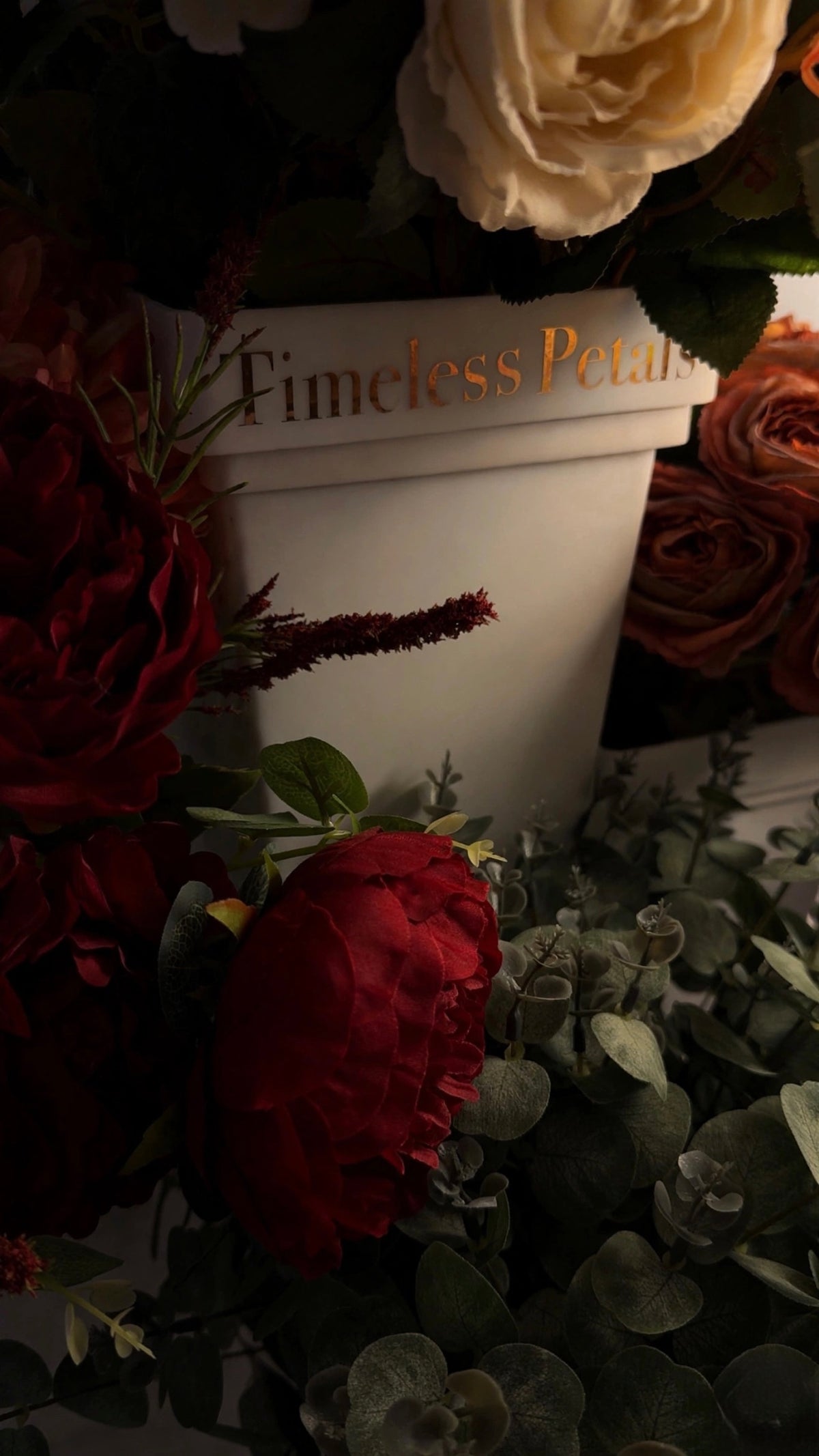 Timeless Petals Mini Floral Bouquet Stand (white)